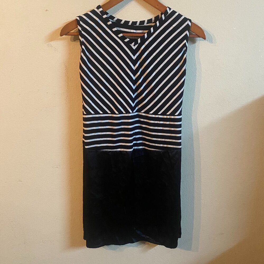 NO BRAND SMALL BLACK & WHITE SLEEVELESS GEOMETRIC MIXED-STRIPE JERSEY DRESS